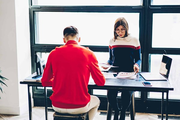 Comment l'aspect juridique influence-t-il le processus de création d'une entreprise par actions ?